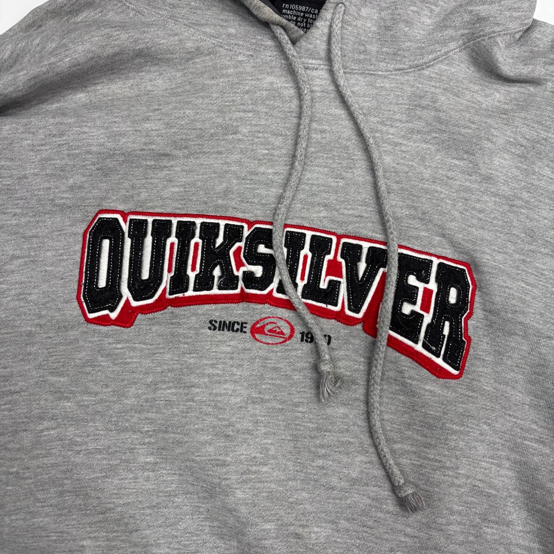 퀵실버(Quiksilver) 빅로고 아치형 자수 그레이 후드티 상품이미지2