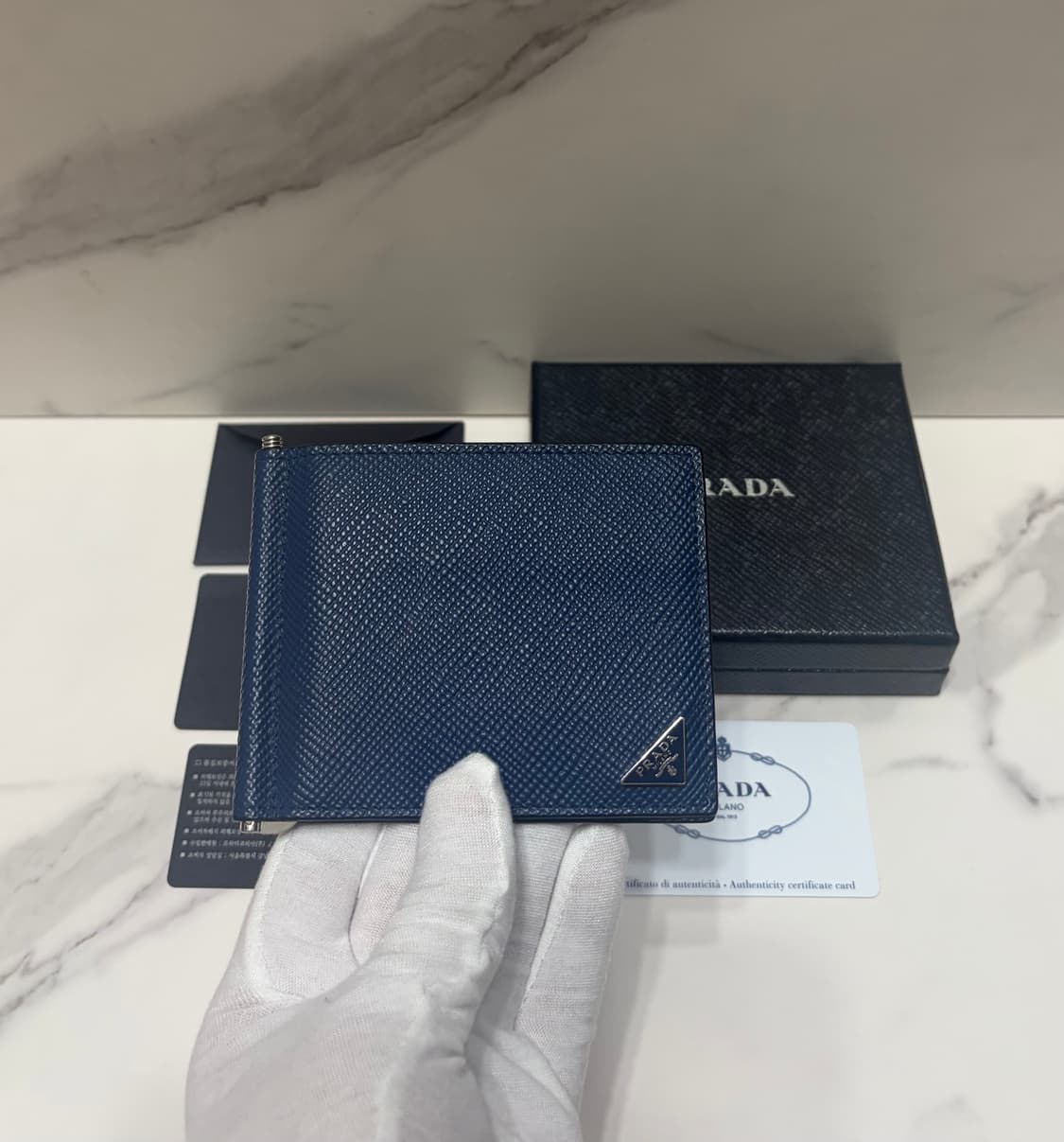 [정품] S급 프라다 사피아노 머니클립 반지갑 네이비 상품이미지1