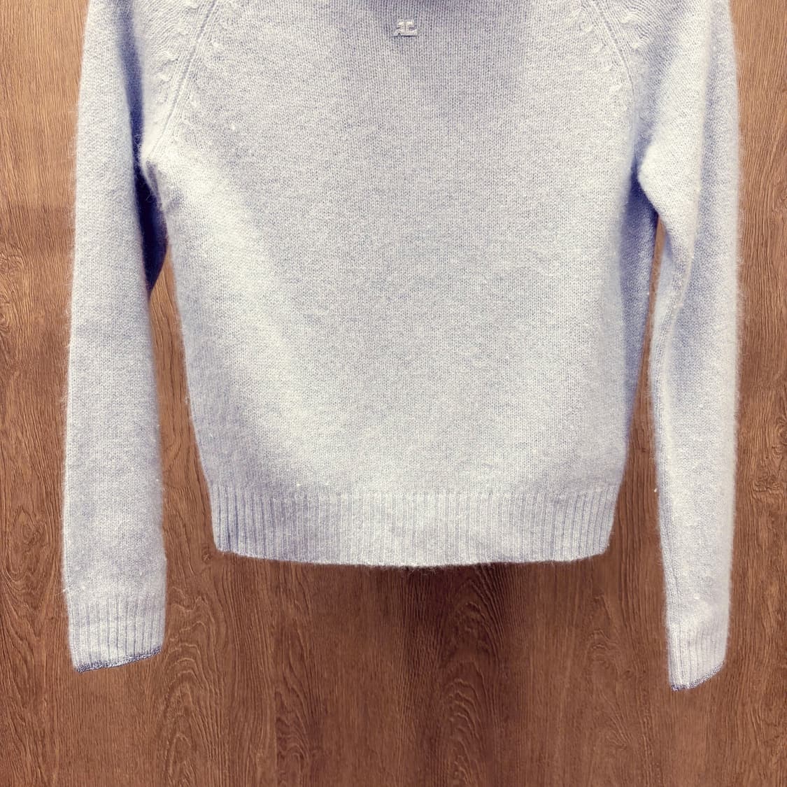 꾸레쥬 터틀넥 골지 니트 미니 로고 자수 레글런 슬리브 디테일 그레이 상품이미지5