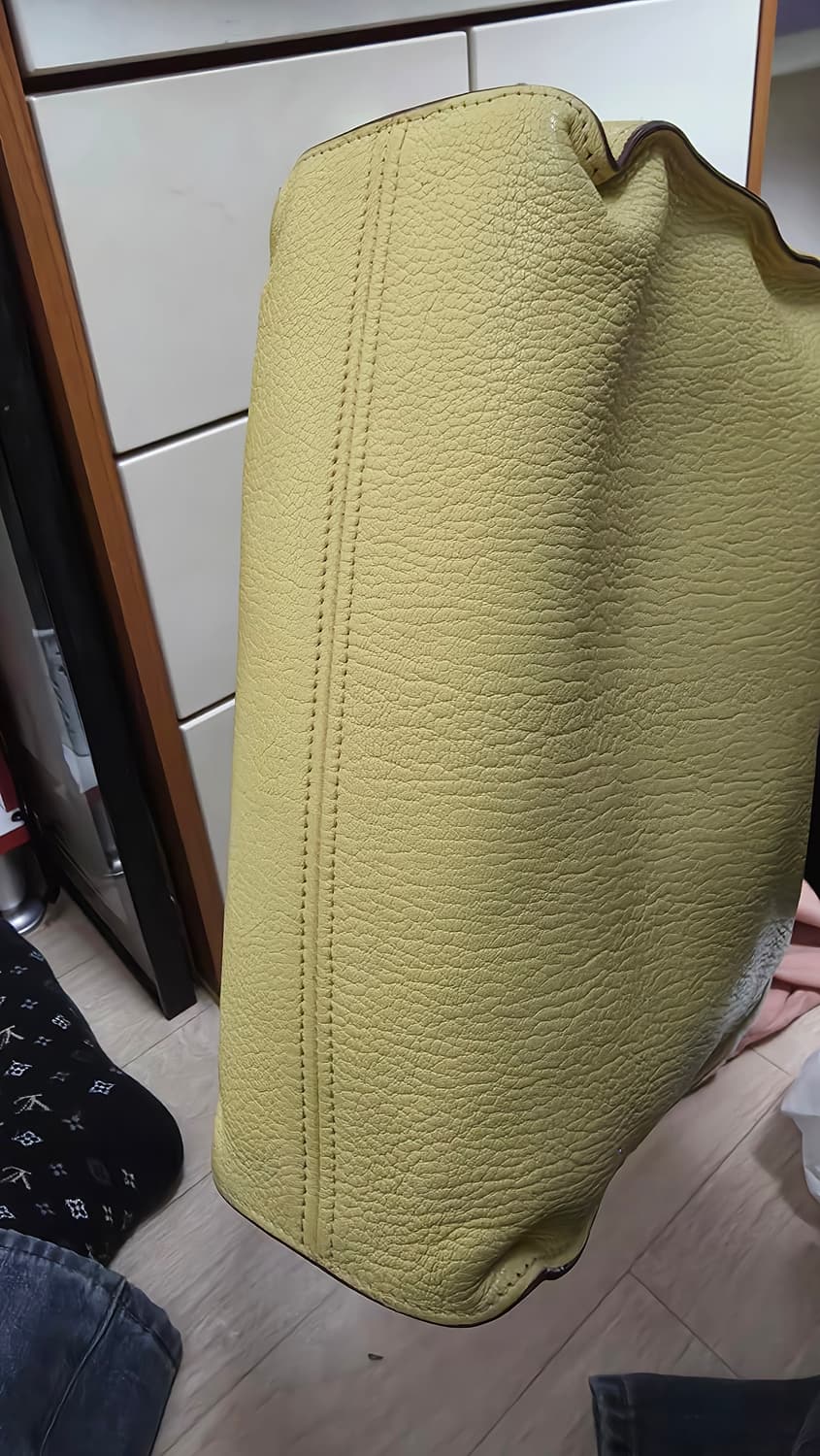 미우미우 마드라스 엠보싱 로고 레더 숄더백 상품이미지7