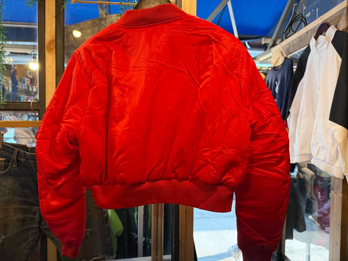 칼하트 레드 크롭 봄버 자켓  상품이미지3