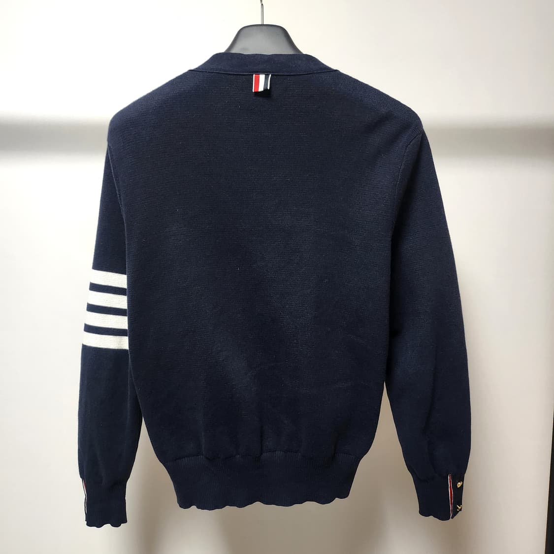 톰브라운 밀라노스티치 금장 가디건 신형
사이즈 2 / 사용감 적음 상품이미지2