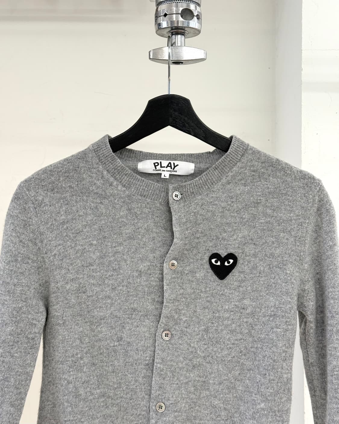 꼼데가르송 플레이 그레이 블랙 하트패치 가디건 상품이미지2