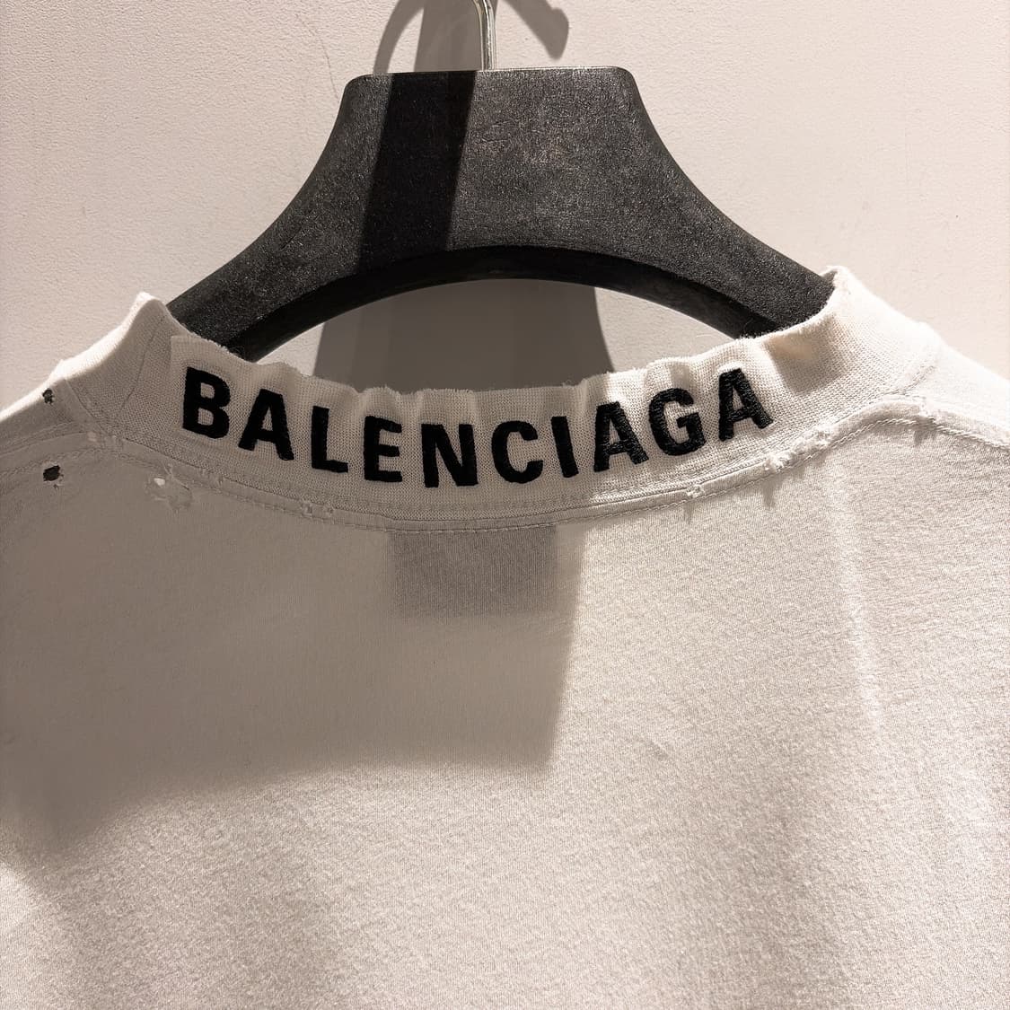 (정품/새상품) 발렌시아가 공용 화이트 디스트레스드 미디움 핏 티셔츠 상품이미지5