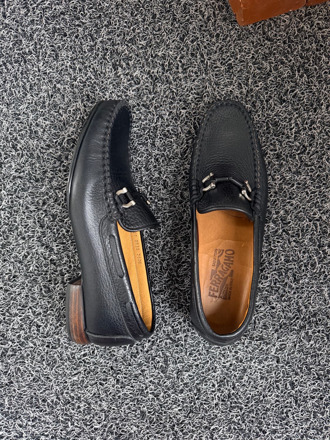 페라가모 남성 간치니 비트 가죽 로퍼 (블랙) 상품이미지4