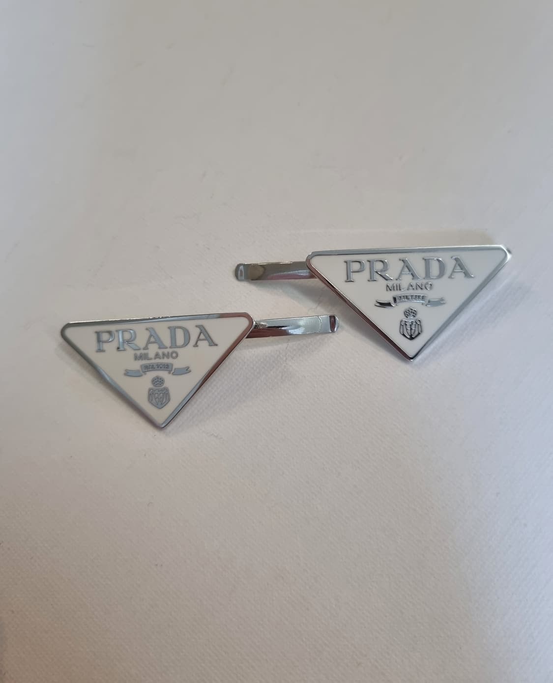 프라다 업사이클링 삼각로고 화이트 헤어핀 상품이미지1