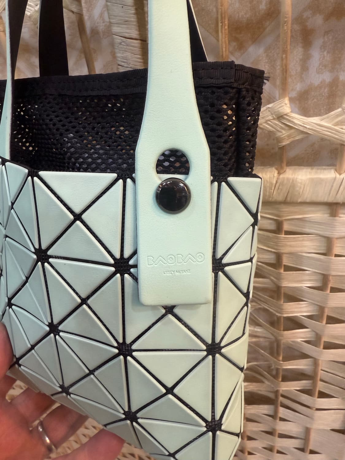 정품 바오바오 트랙 미니 토트백 팝니다 상품이미지2