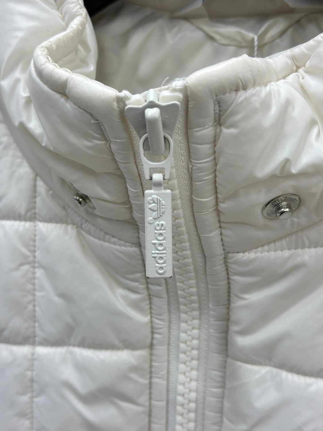 아디다스 화이트 스퀘어퀼팅 후드 점퍼 상품이미지4