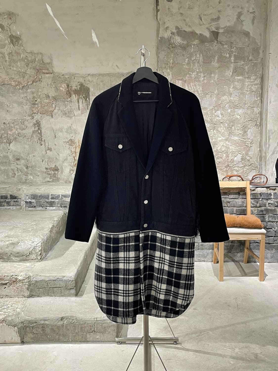 mcm x 페노메논 블랙 퍼 도킹 체크 데님 롱 자켓 상품이미지1