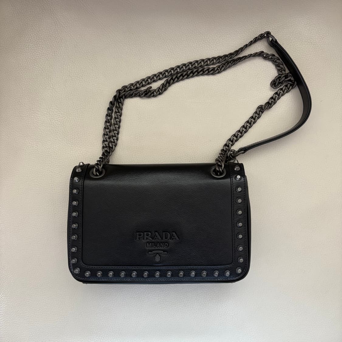 프라다 스터드 숄더백 상품이미지2