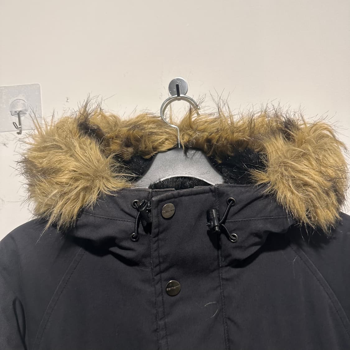 칼하트 블랙 퍼 후드 패딩 상품이미지2