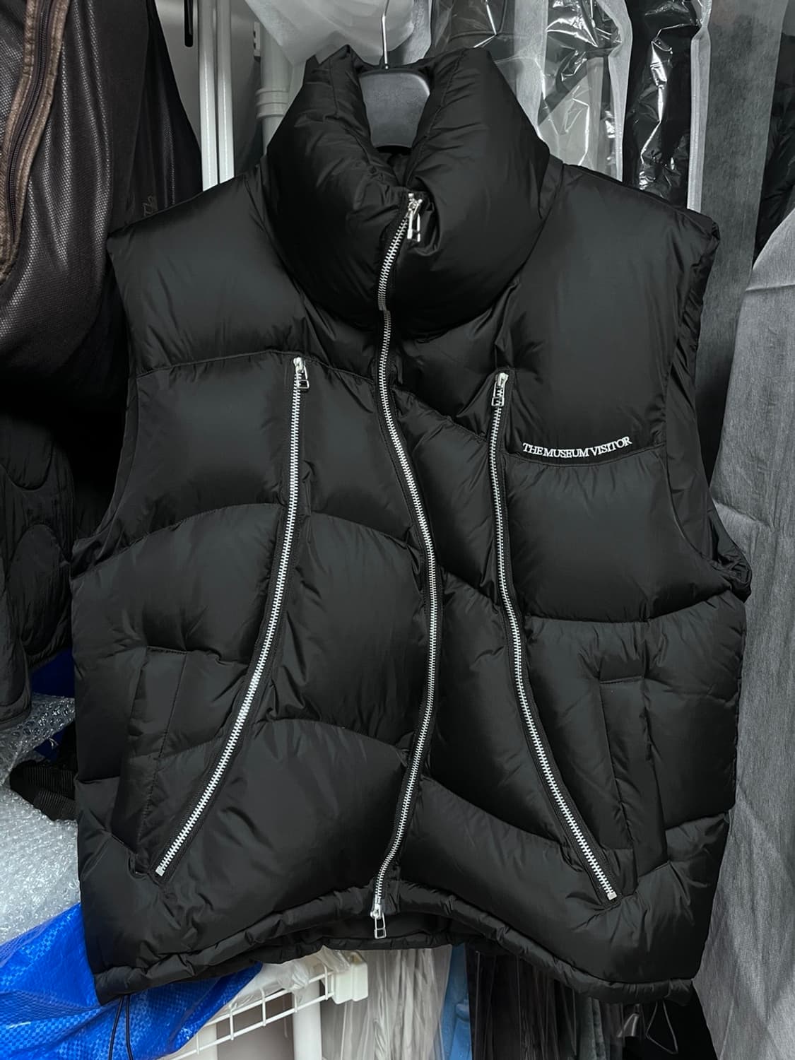 [M] 더뮤지엄비지터 커브드 지퍼 푸퍼 다운 베스트 / 블랙 패딩 조끼 상품이미지2