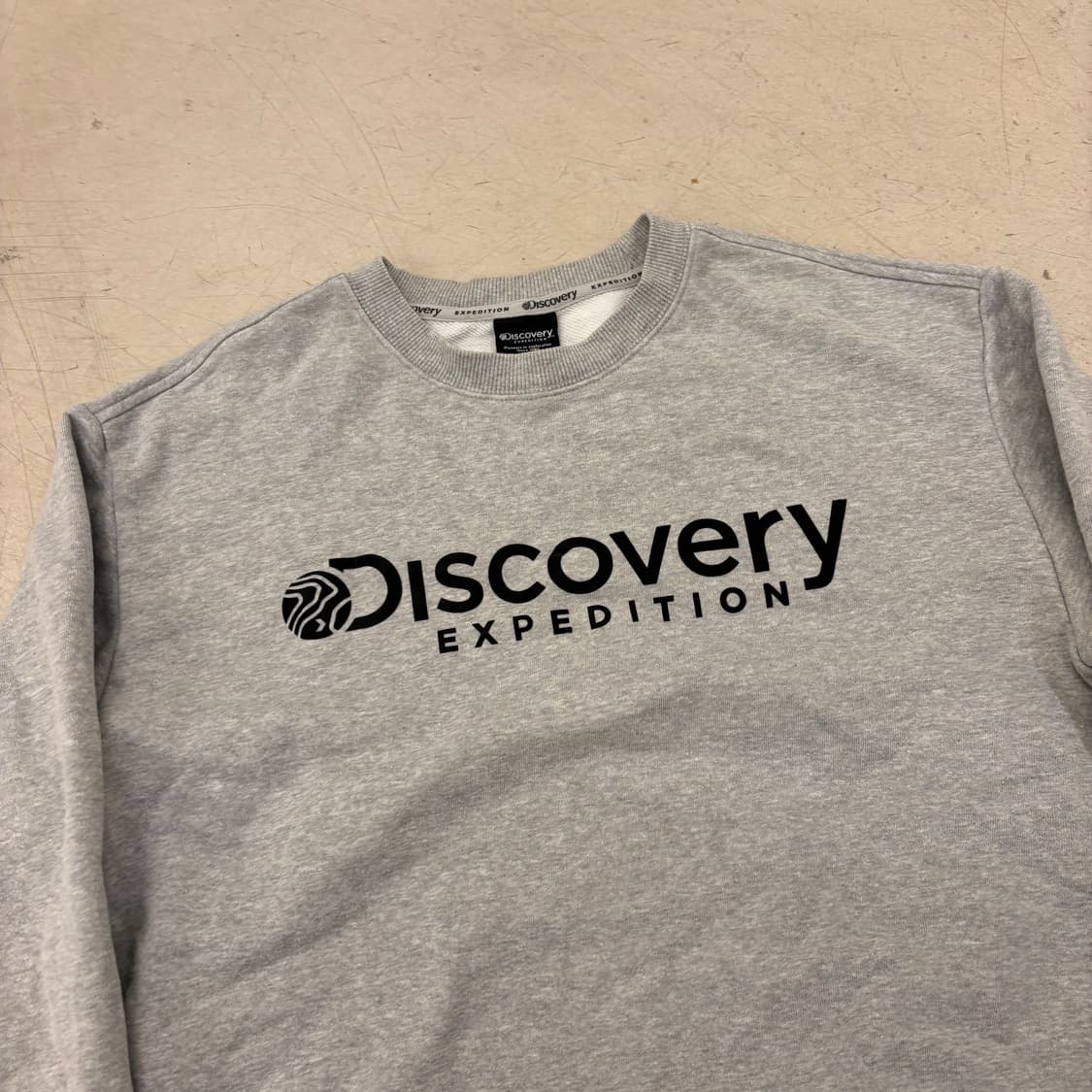 디스커버리 그레이 빅로고 맨투맨 상품이미지2