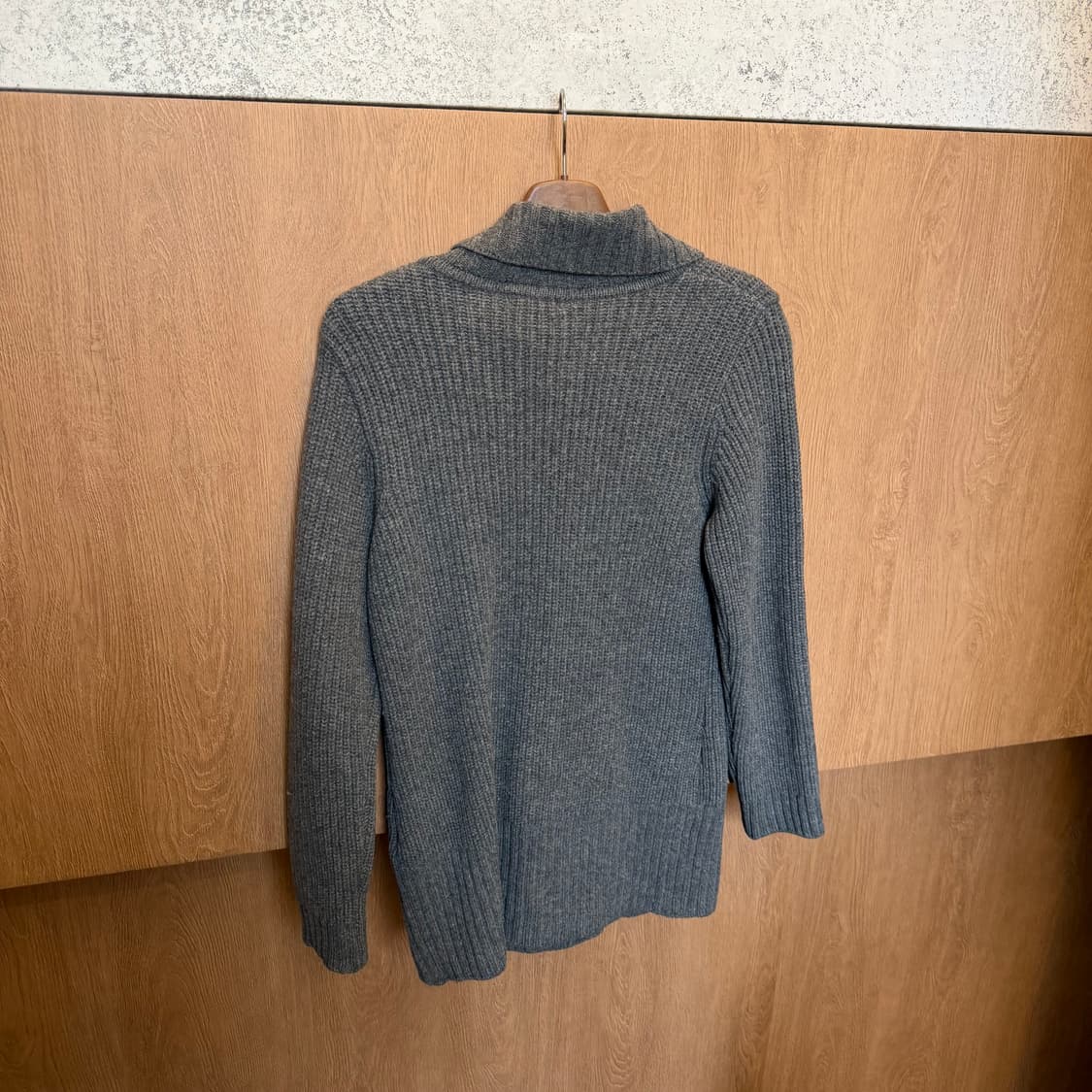 라코스테 하이넥 울 니트 가디건 배색 버튼 로고 자수 디테일 다크 그레이 상품이미지2