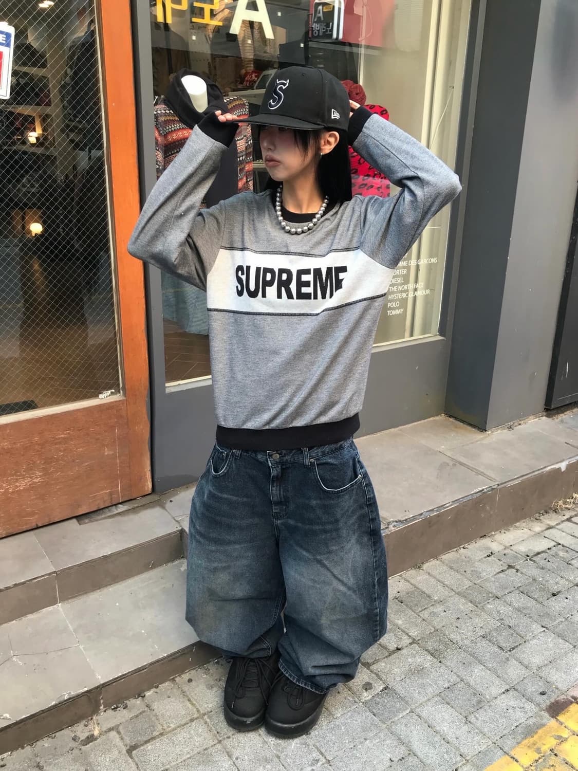 Supreme Tonal Stripe Logo Crewneck 상품이미지1