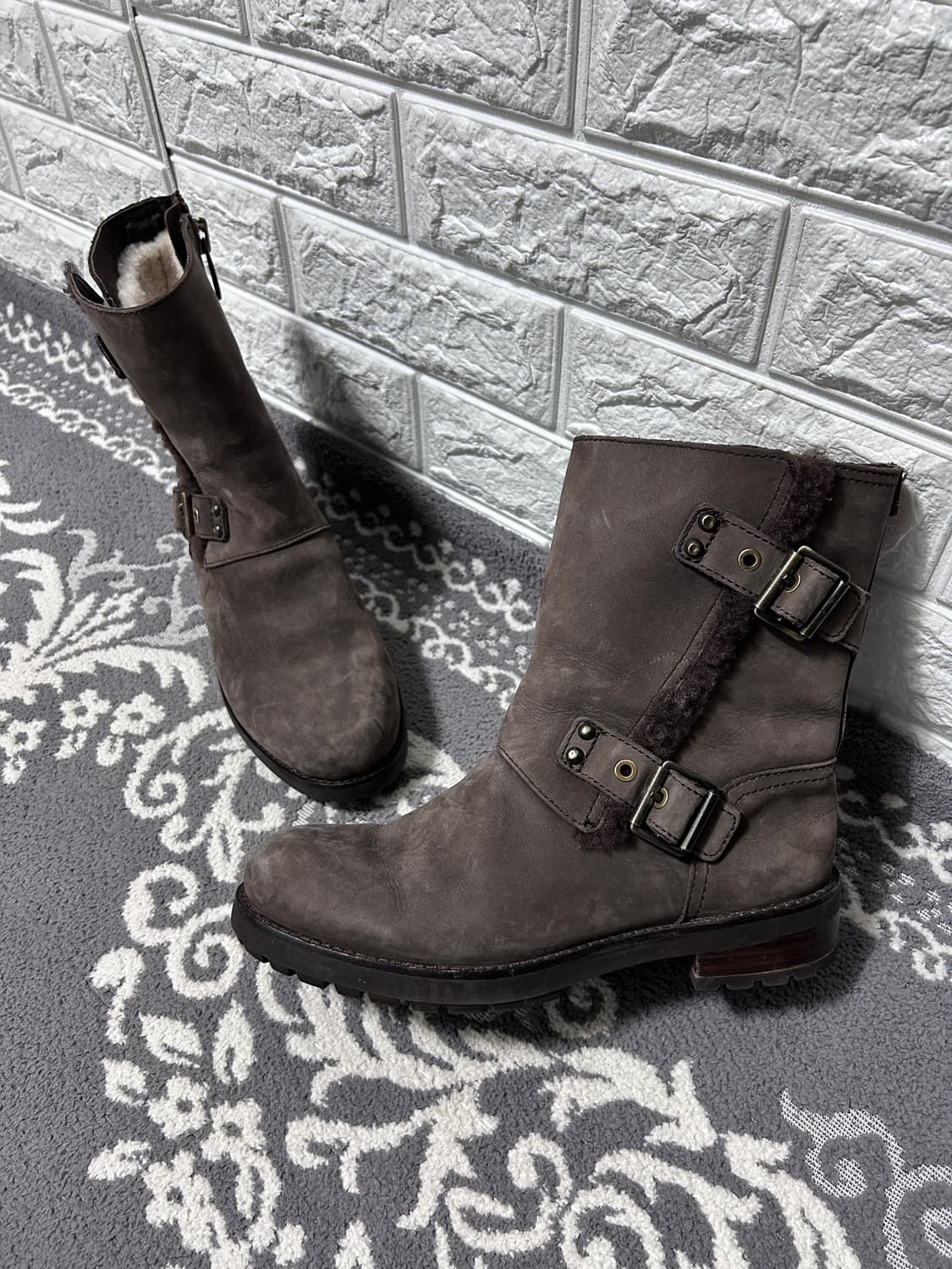 어그 버클 스트랩 스웨이드 부츠 상품이미지1