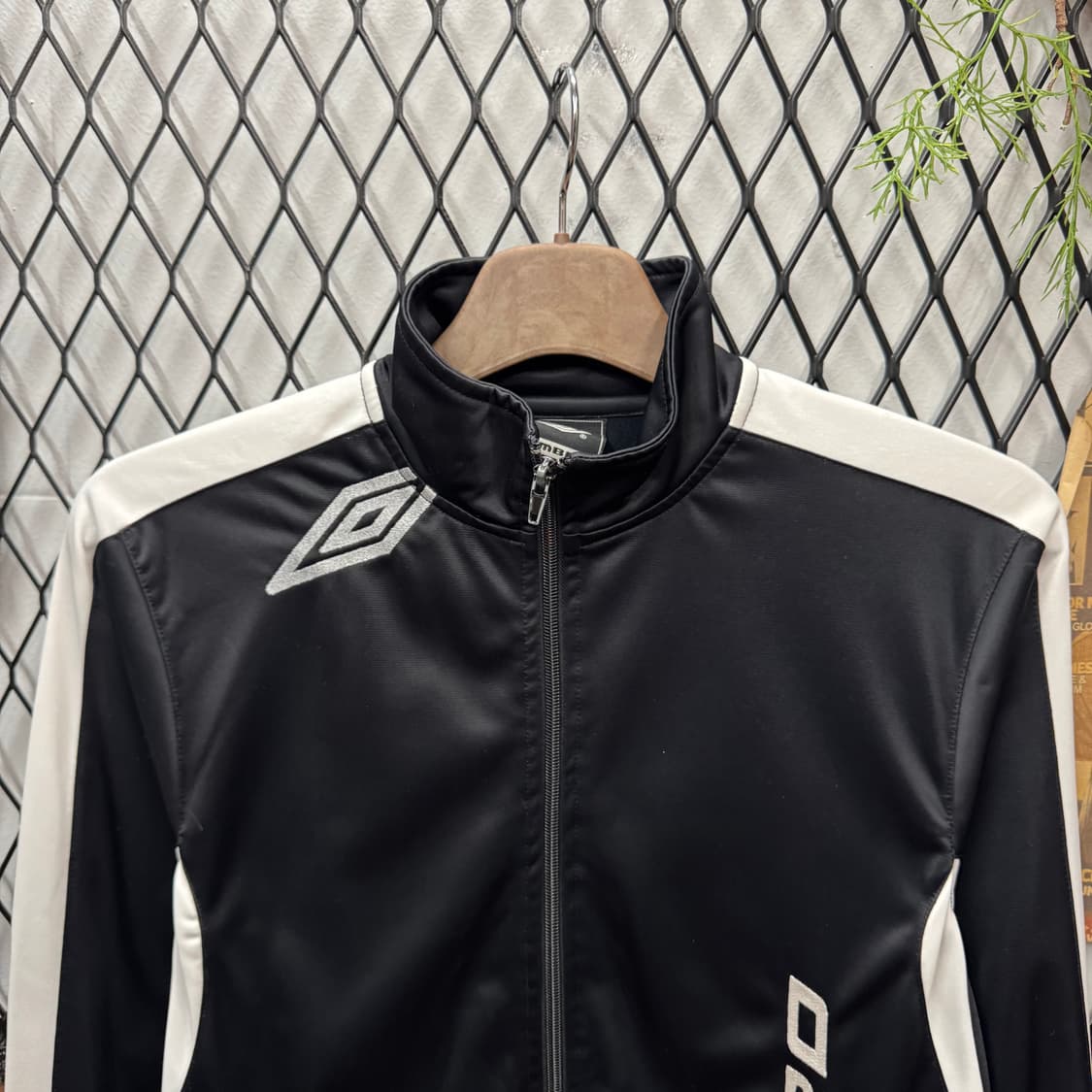 00s 엄브로 트랙자켓 전면 자수 로고 포인트 블랙 상품이미지3