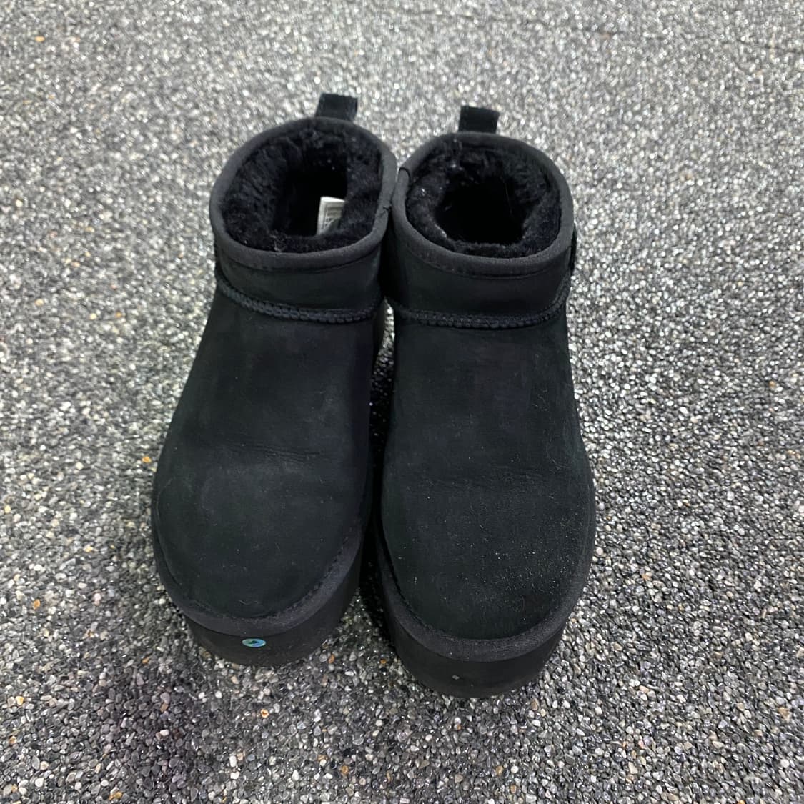 어그 스웨이드 로고 패치 통굽 앵클 부츠 B3443 상품이미지1