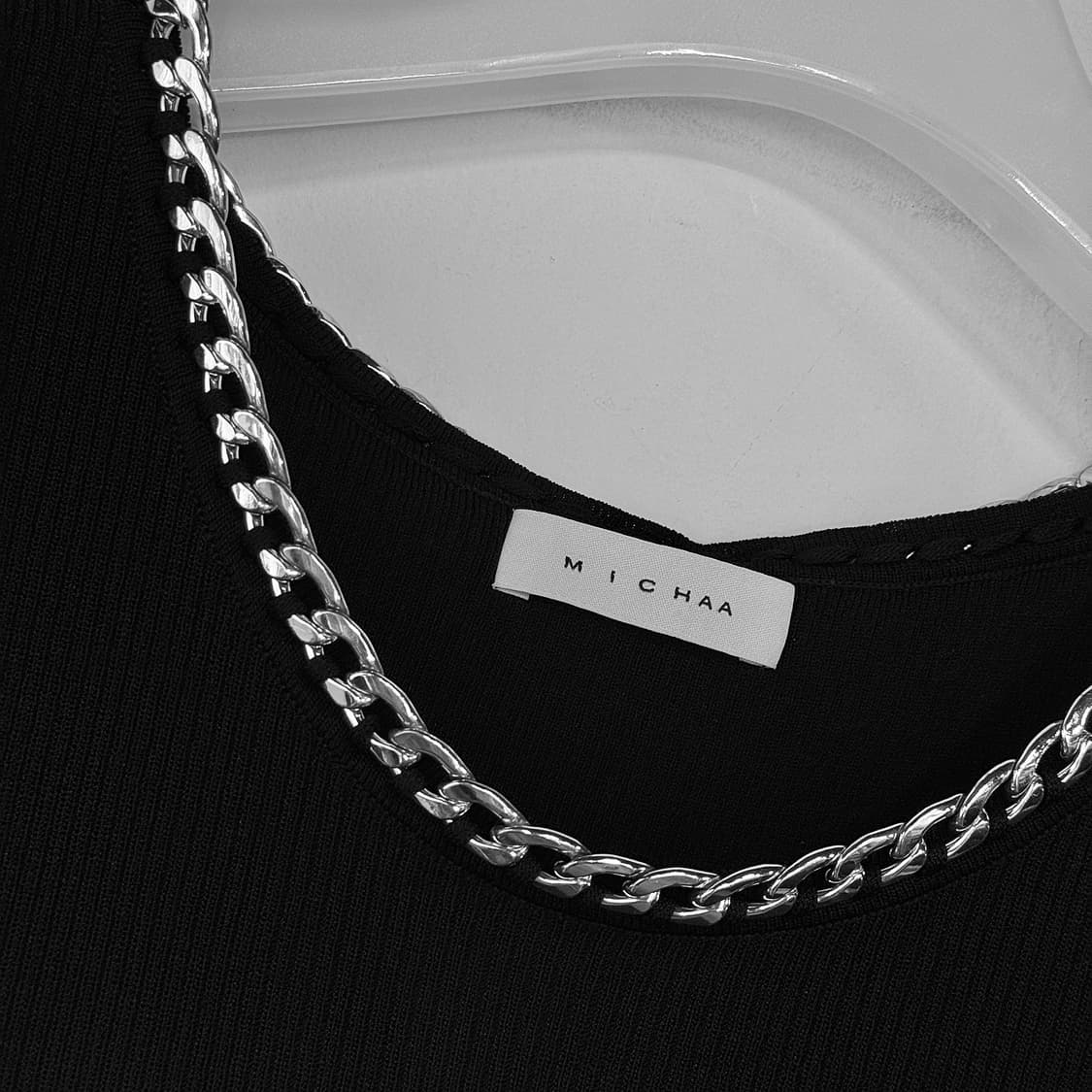 미샤 체인 장식 슬리브리스 니트 탑 상품이미지2