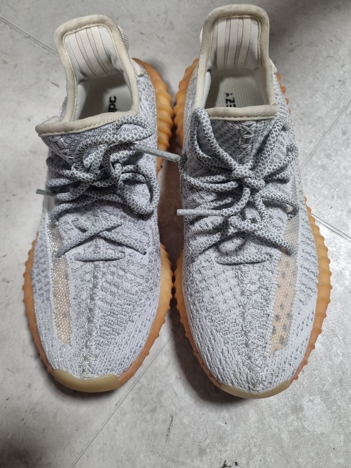이지 350 V2 스태틱 리플렉티브 여성 스니커즈 상품이미지1