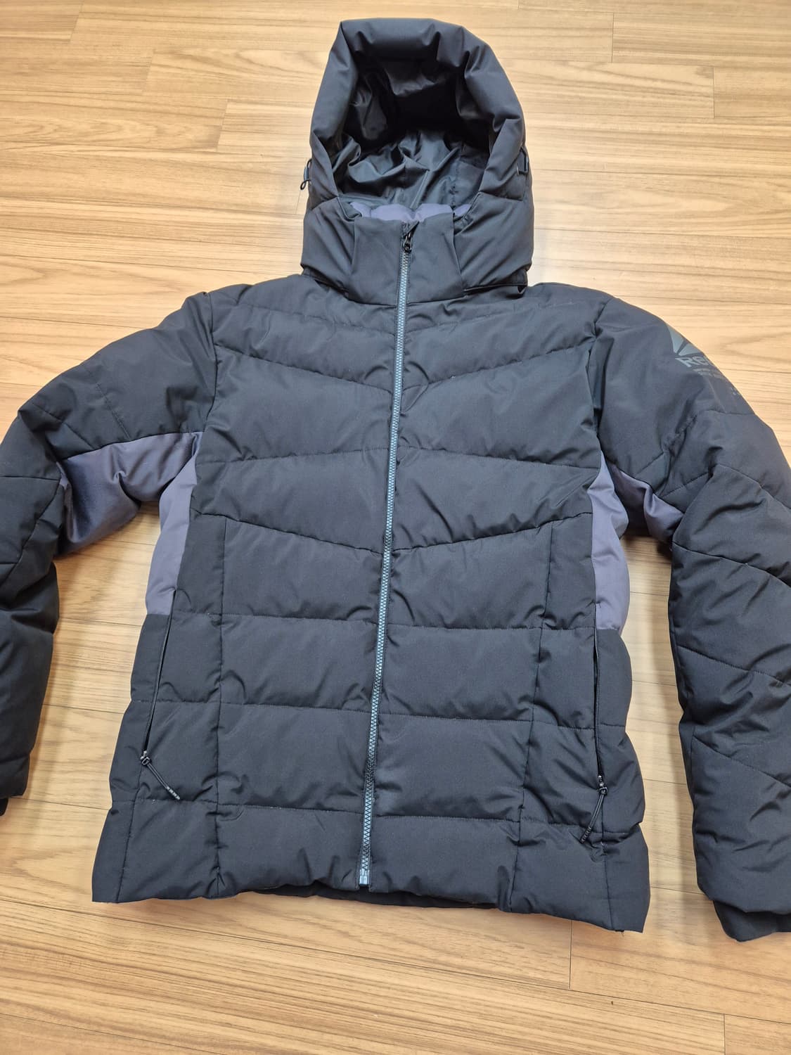 리복 남성 패딩 블랙 XL사이즈 판매합니다. 솜털 70이라 가볍고 따뜻하 상품이미지1