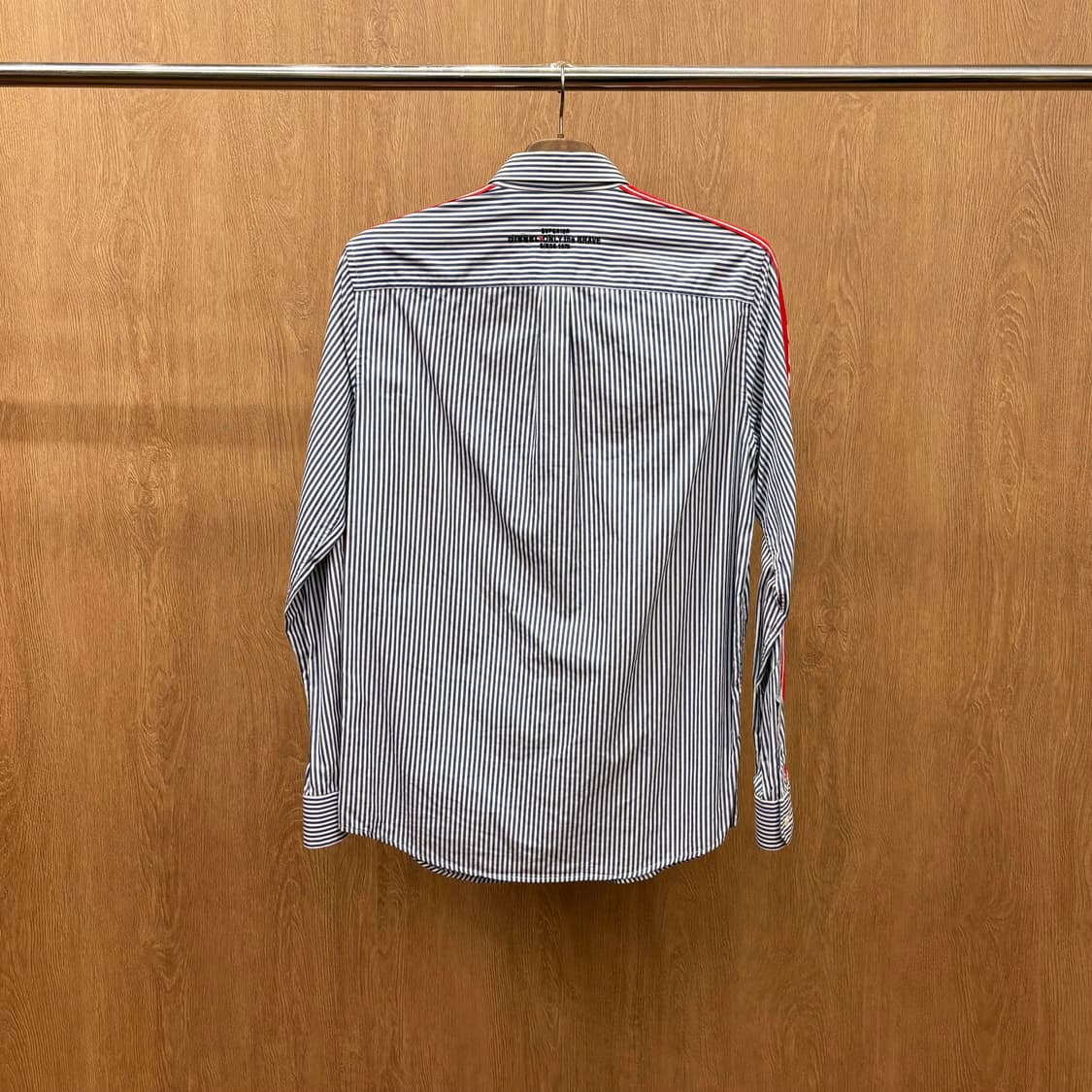 디젤 코튼 긴팔 셔츠 스트라이프 패턴 레드 로고 테이프 자수 디테일 블루 상품이미지3