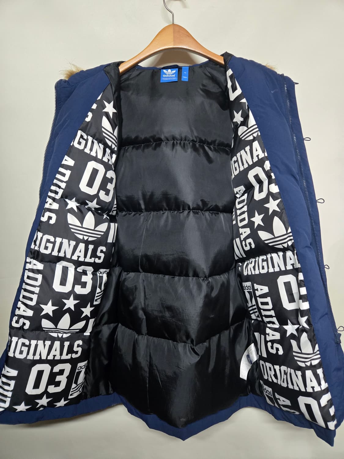 아디다스 배지 다운 패딩 네이비110 상품이미지3