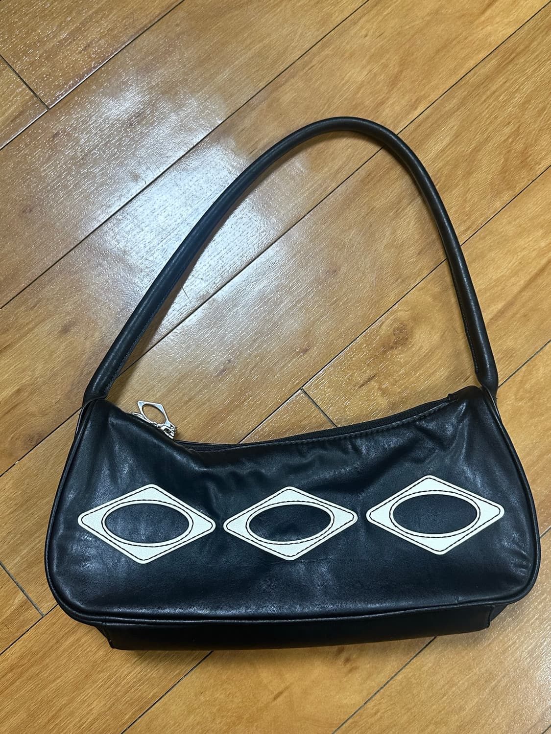 미스치프 롬버스 레더 숄더백 블랙 상품이미지1