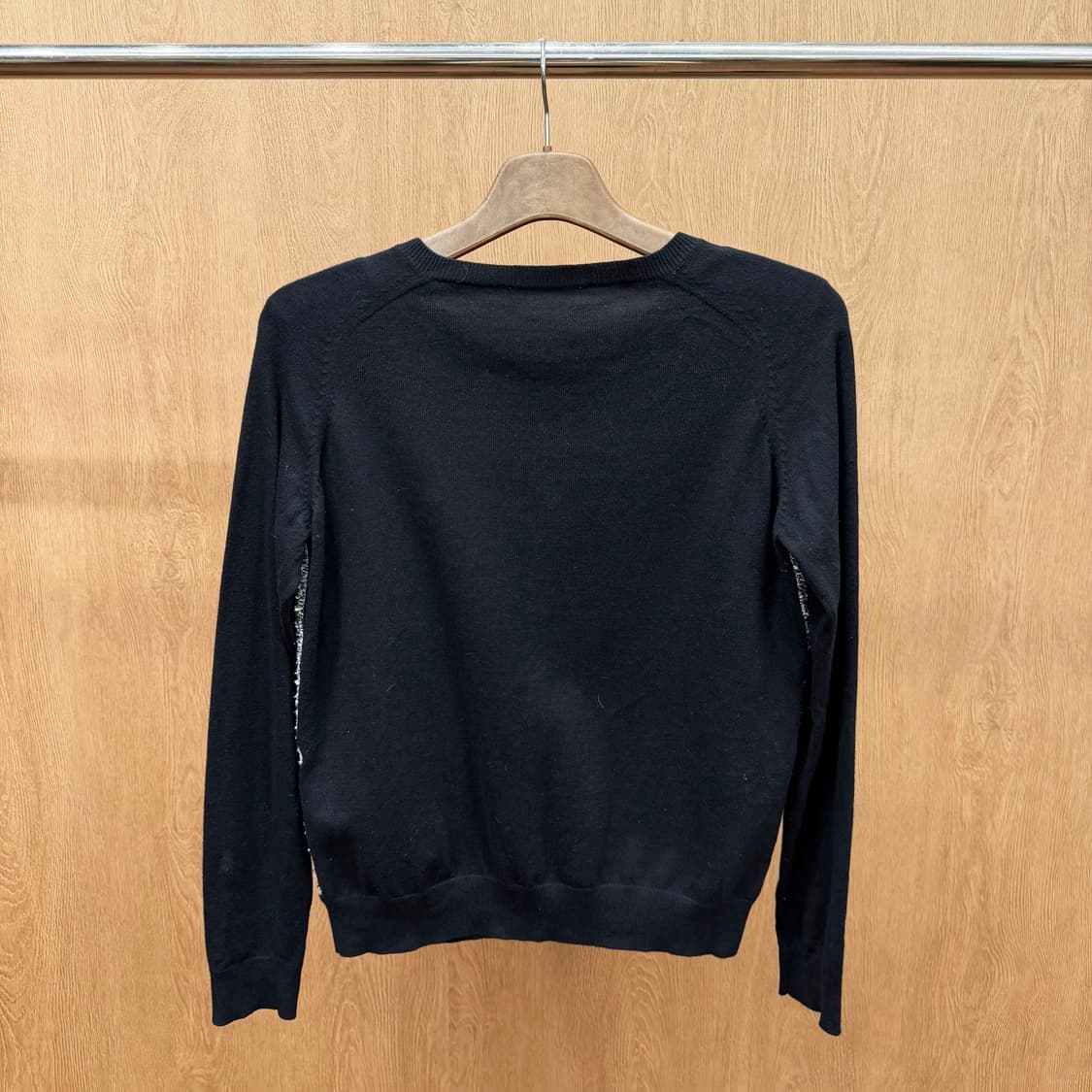 산드로 라운드넥 긴팔 가디건 전면 트위드 믹스 패널 버튼 립 디테일 블랙 상품이미지3