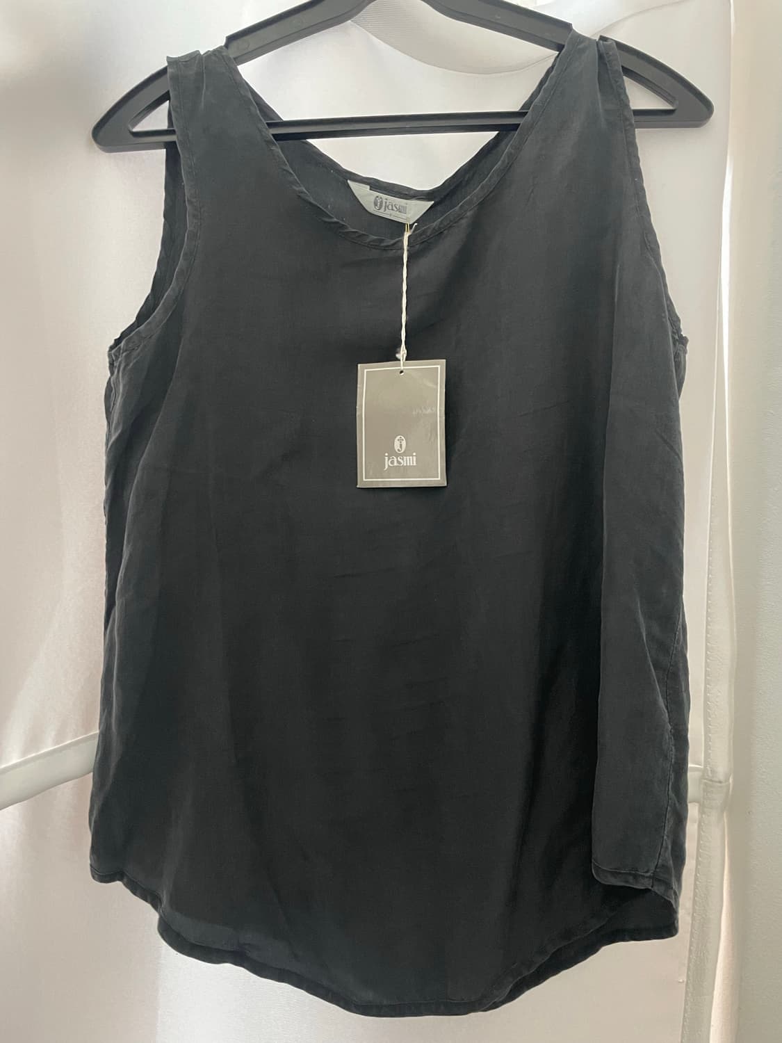 블랙 쉬폰 루즈핏 슬리브리스 탑 상품이미지1