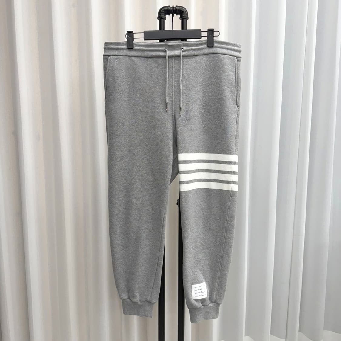 [1회착용/4사이즈] 톰브라운 사선완장 트레이닝 팬츠 상품이미지1