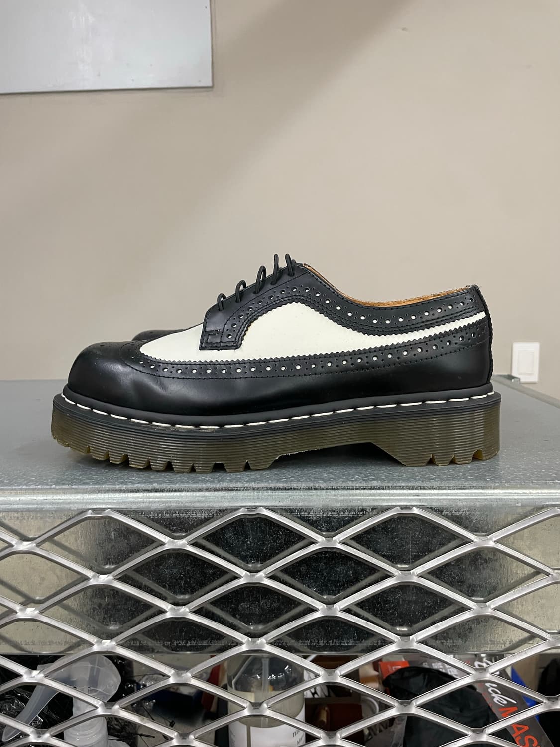 닥터마틴 3989 벡스 블랙 앤 화이트 스무스 UK6 상품이미지1