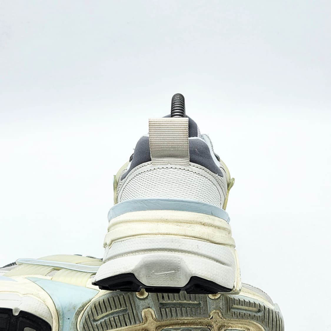 나이키 V2K 런 라이트 본 메탈릭 플래티넘 (265) 상품이미지2