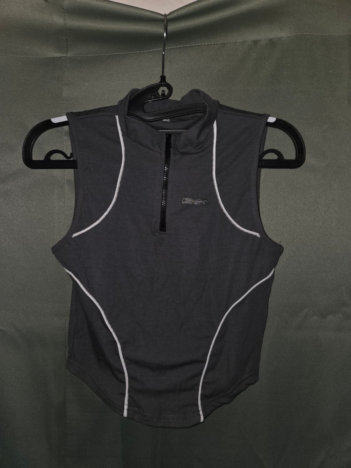 5천원 급처! 고프코어 블록코어 홀터넥 반집업 크롭 나시 차콜 그레이 상품이미지1