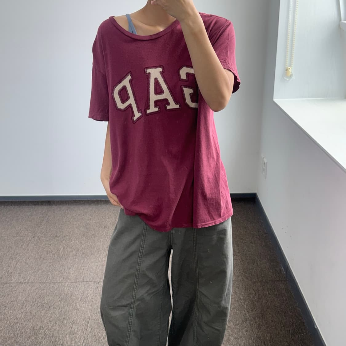 Gap 갭 베이지 로고 버건디 반팔  상품이미지1