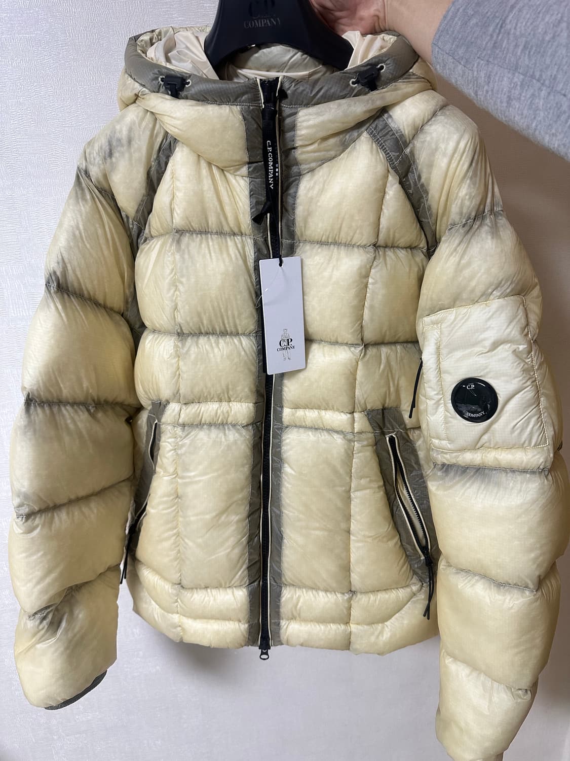 새상품 CP컴퍼니 DD쉘 디디쉘 패딩 피스타치오 베이지 M 상품이미지1