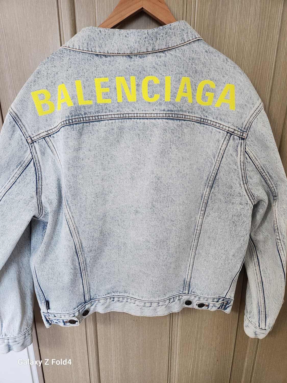 [정품]발렌시아가 백로고 형광색 워싱 데님 자켓 판매합니다. 상품이미지4