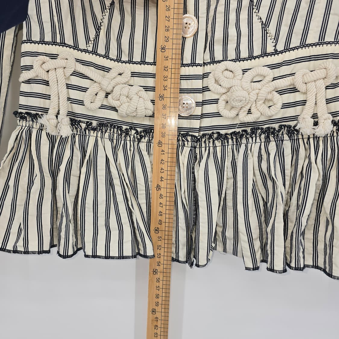 모스키노 스트라이프 크롭 자켓 페플럼 디테일 상품이미지3