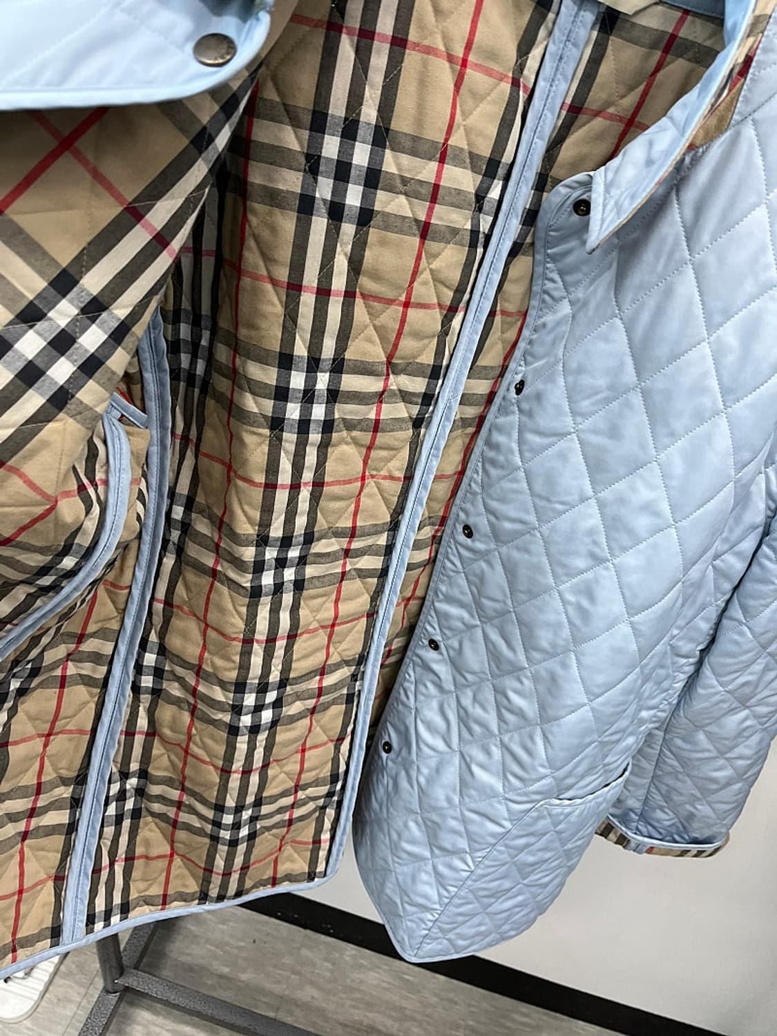 여) 버버리 런던 라이트블루 퀼팅자켓  상품이미지7