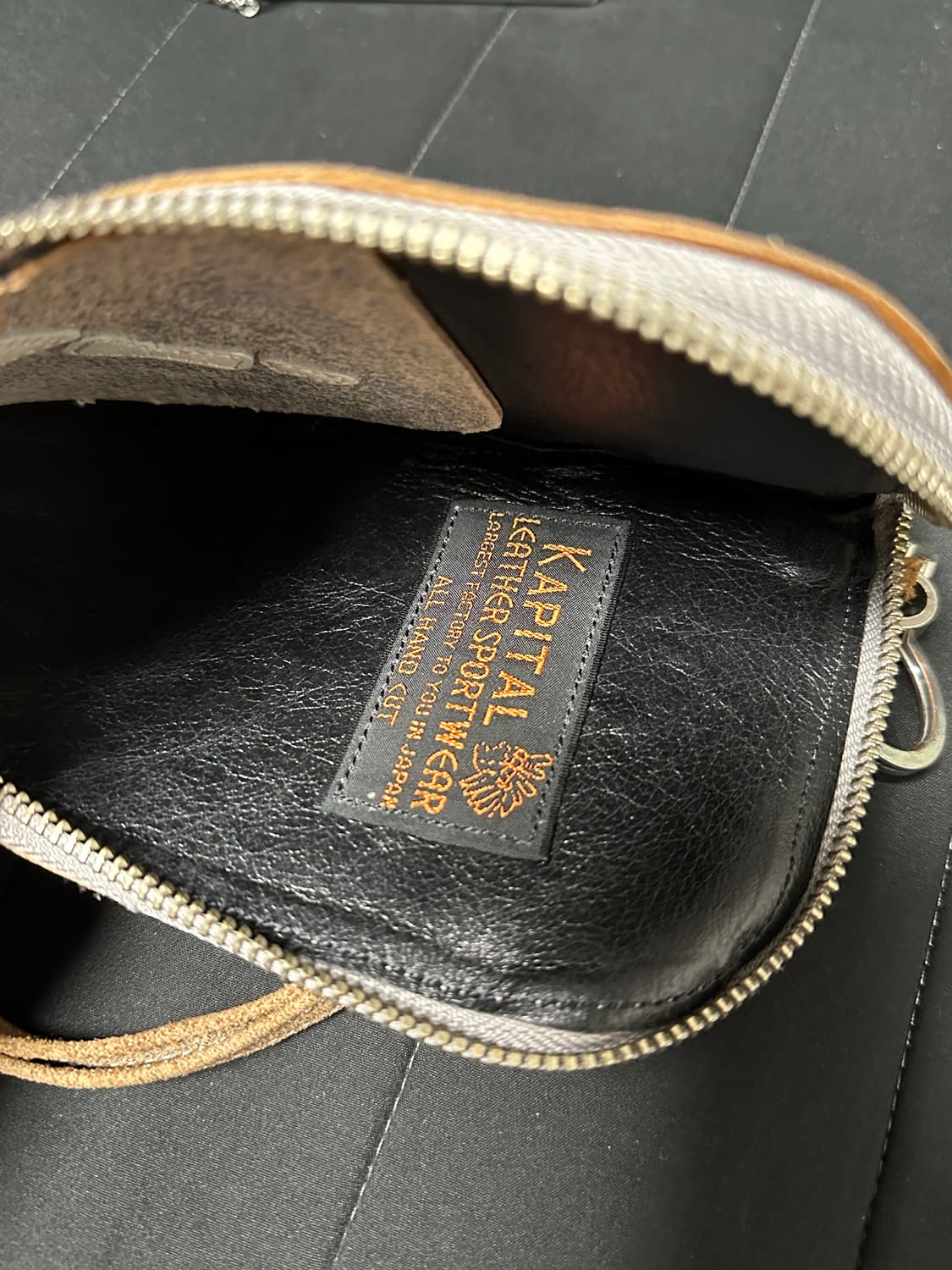 캐피탈 떰즈 업 본 핸드 집 넥 백 실버 상품이미지4