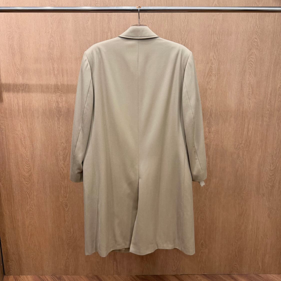 입생로랑 미니멀 싱글 코트 레귤러 카라 사이드 사선 포켓 디테일 베이지 상품이미지3