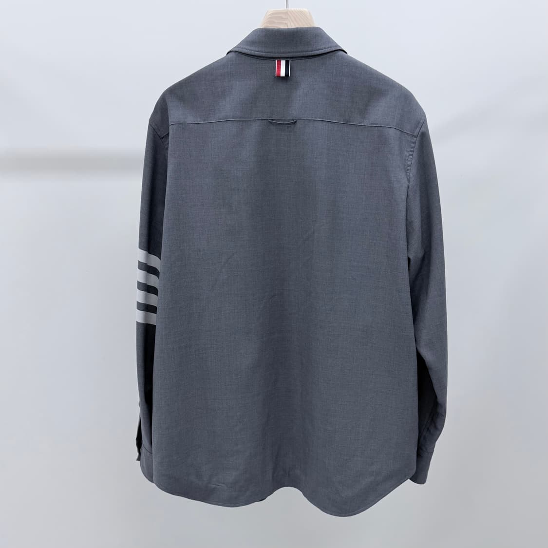 [S+급/3] 톰브라운 사선완장 플레인 위브 셔츠 자켓 그레이 상품이미지5
