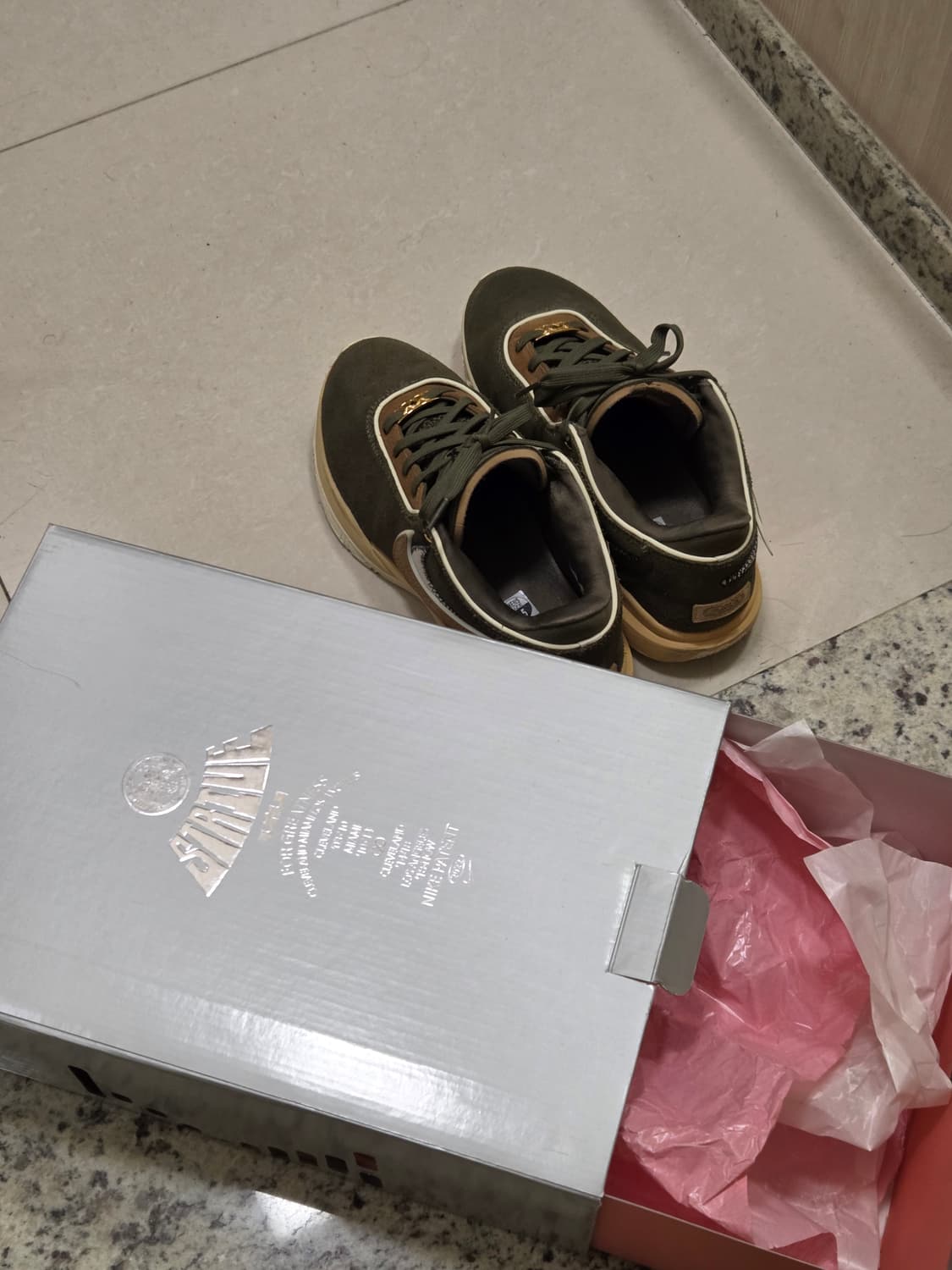 나이키 르브론 올리브 265 상품이미지2