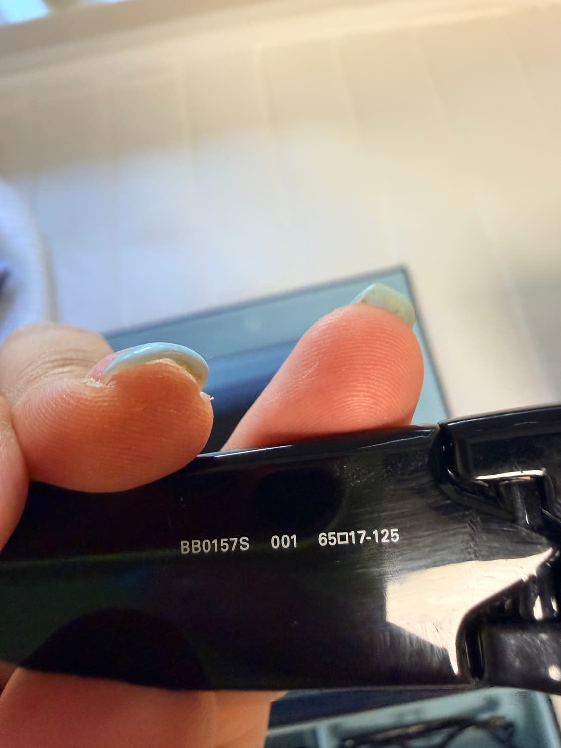 발렌시아가 선글라스 BB0157S 스위프트 로고 템플 오발 블랙 상품이미지3