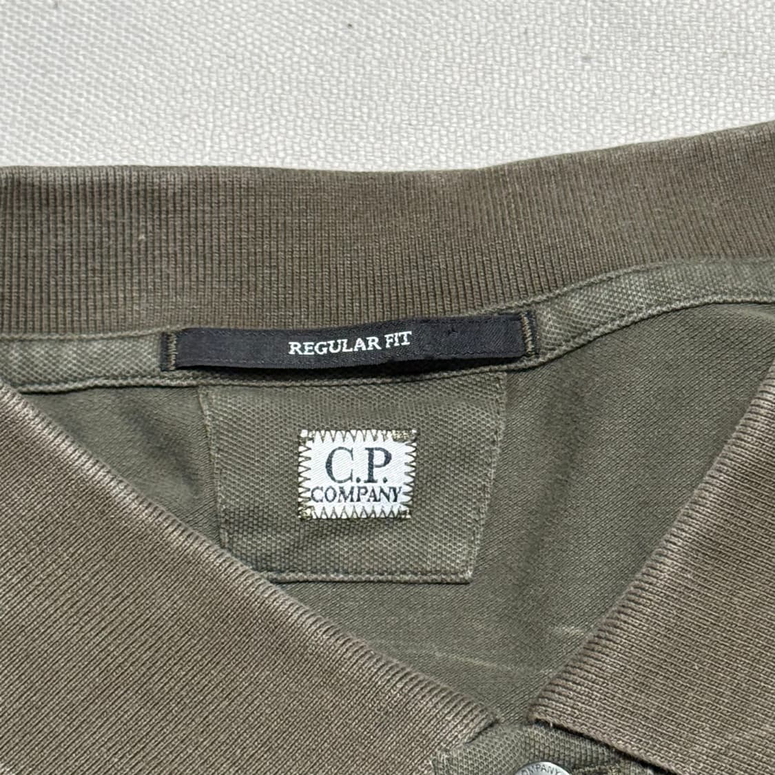 C.P. 컴퍼니 레귤러 핏 카키 카라 반팔티 상품이미지4