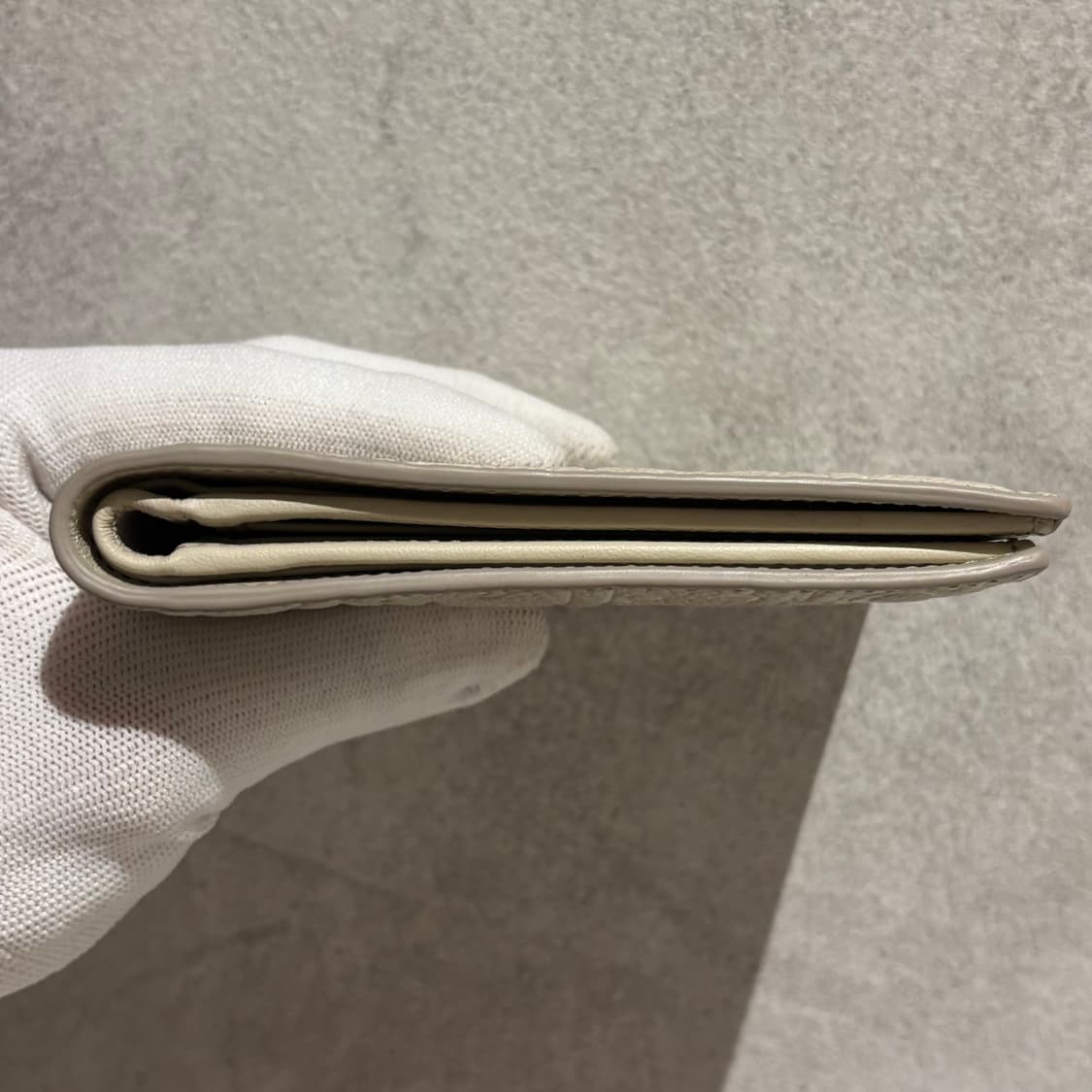 A+ OS사이즈 디올 그래비티 반지갑 화이트 상품이미지5