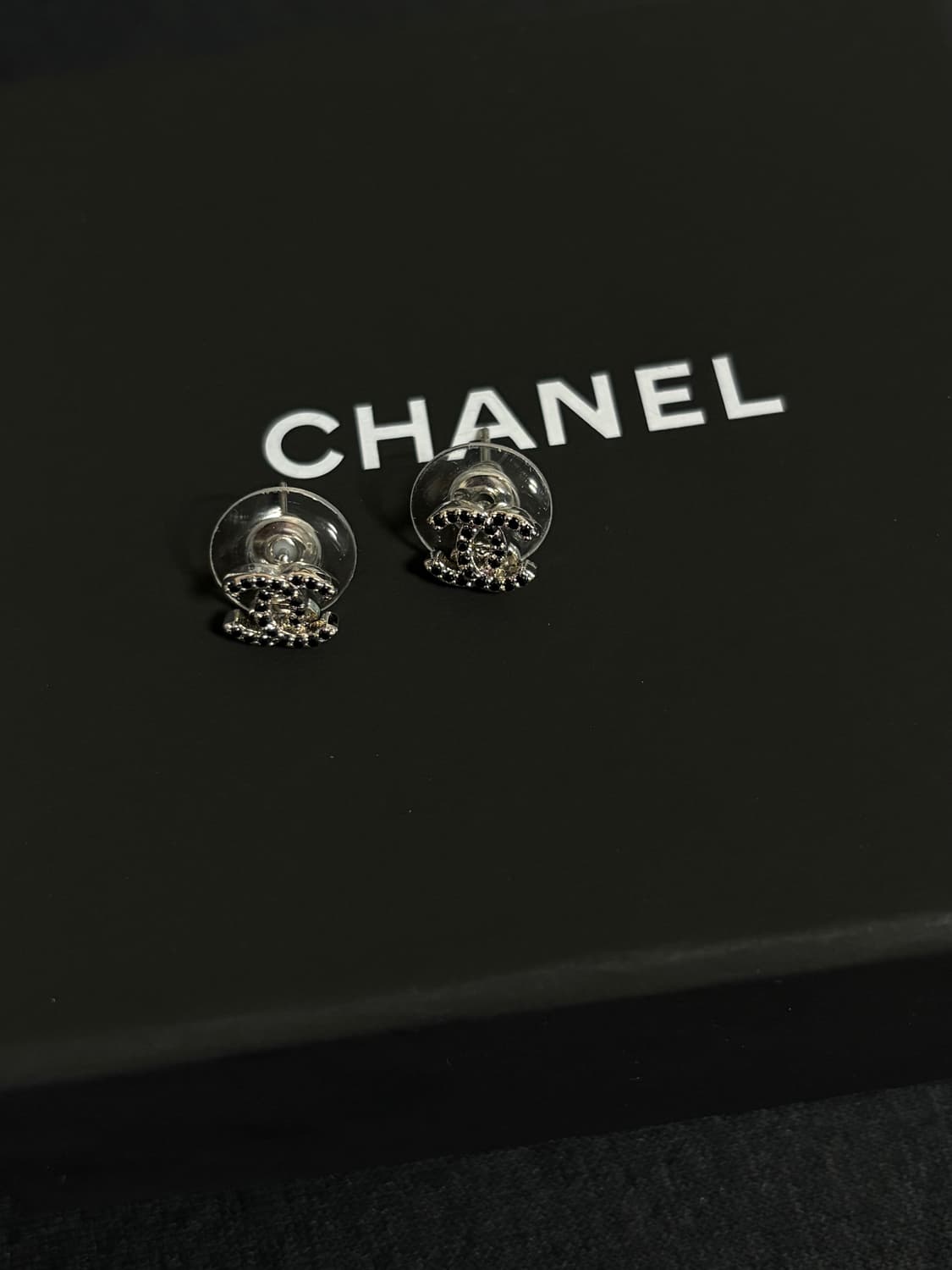 샤넬 정품 cc로고 업사이클링 블랙 스톤 미니 귀걸이 상품이미지2
