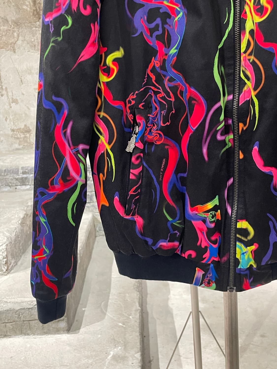 베르사체 진스 블랙 네온 스모크 봄버 자켓 상품이미지4