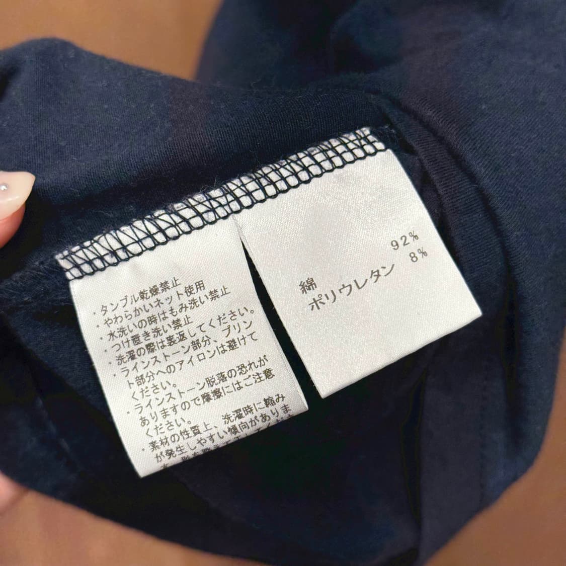 엠포리오 아르마니 브이넥 반팔 크리스탈 이글 로고 디테일 블랙 상품이미지8