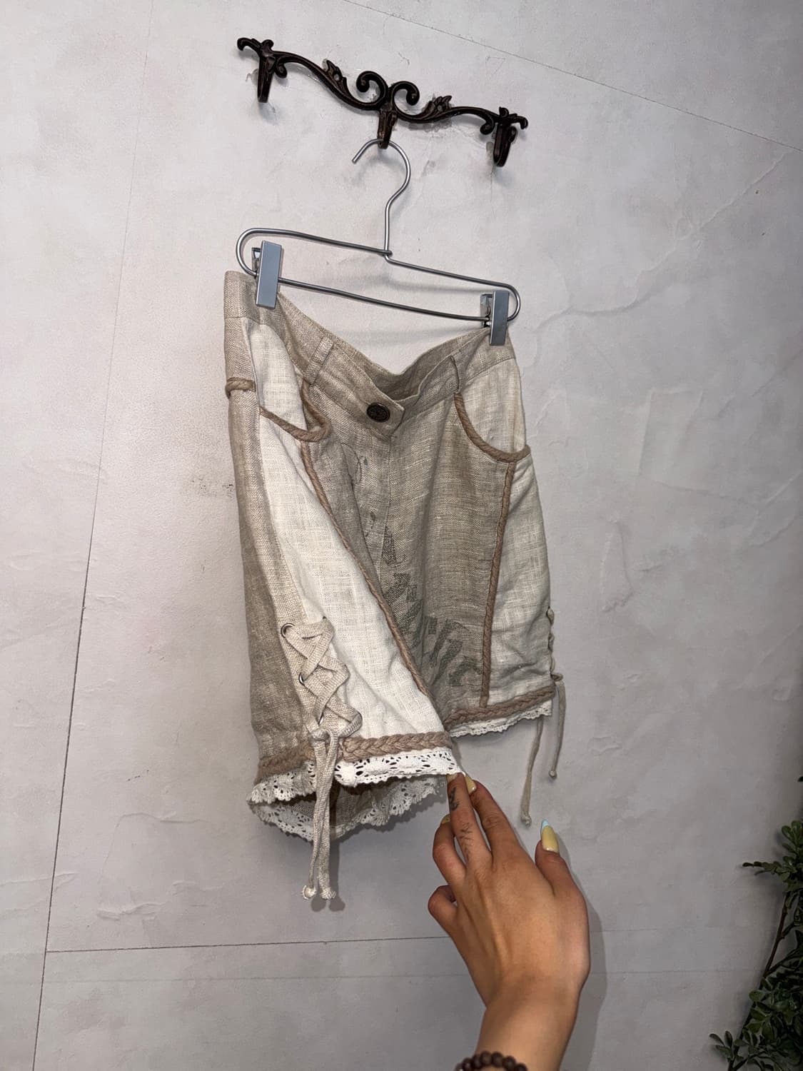 Beige linen laceup lettering shorts 상품이미지2